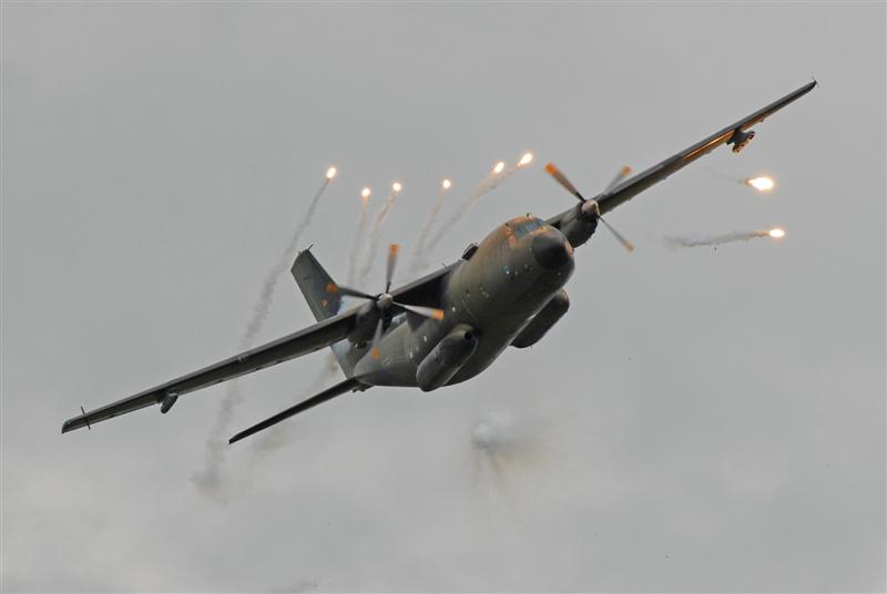 German Air Force Transall throwing flares over the Heuberg Range.jpg - jens.schymura@onlinehome.de